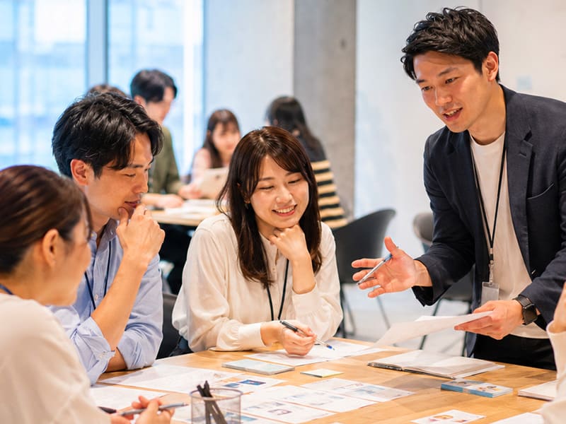 役割分担して課題に取り組む参加者